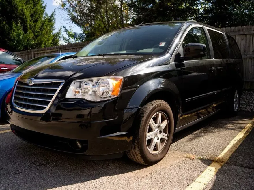 2010 Chrysler Town & Country Touring photo 1