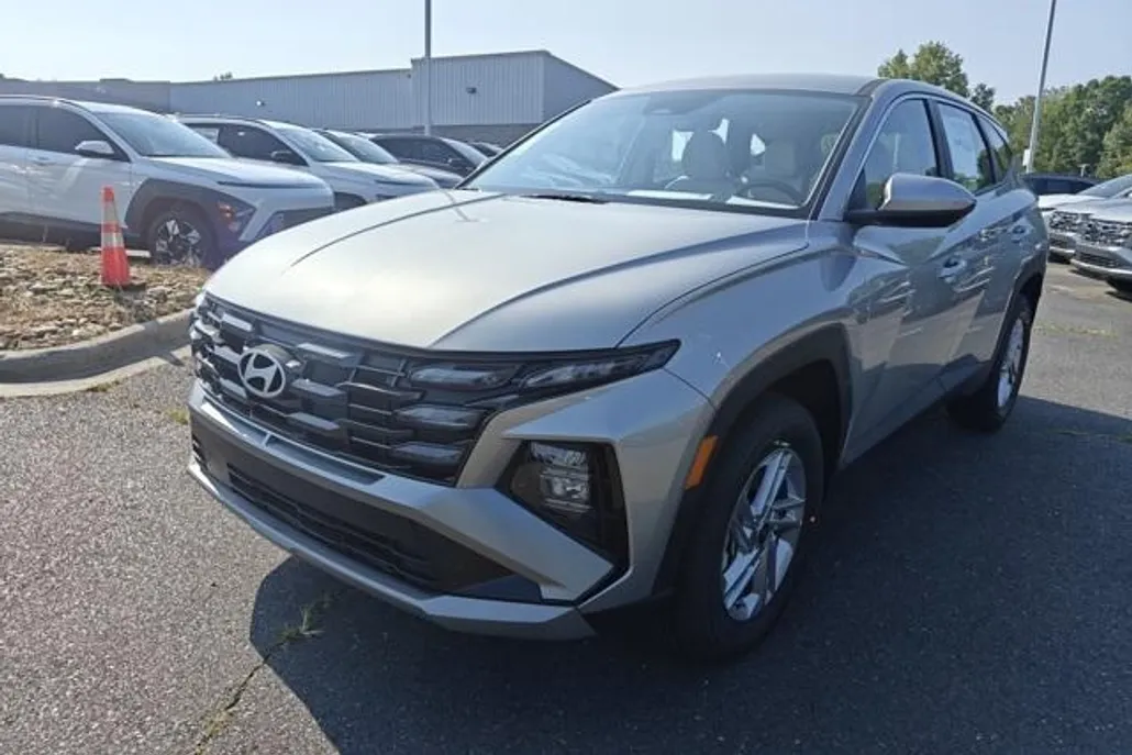 2025 Hyundai Tucson SE photo 1