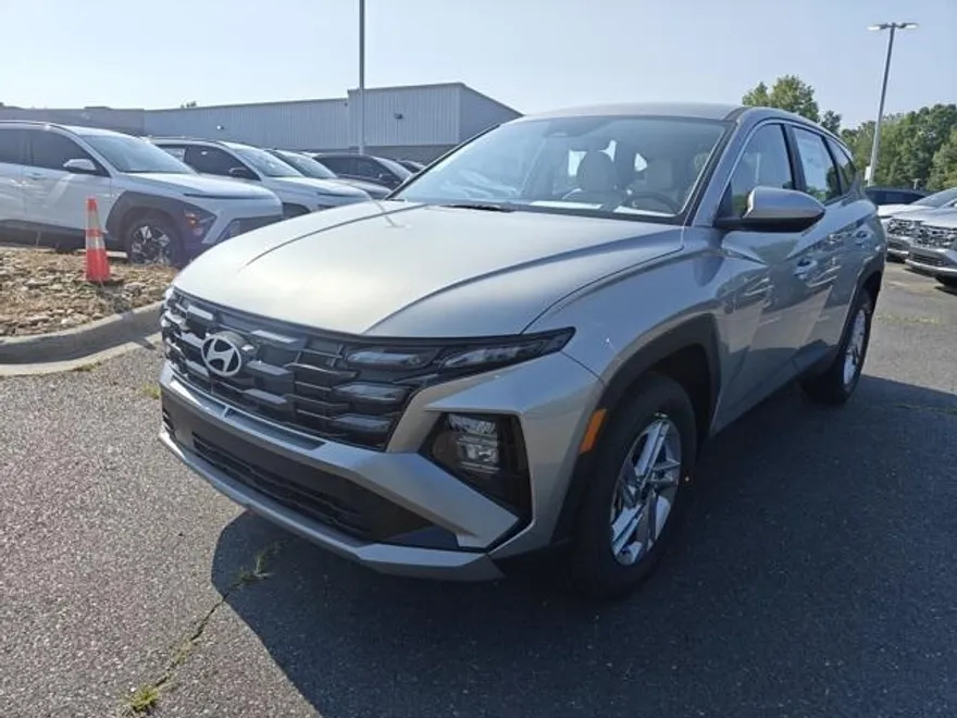 2025 Hyundai Tucson SE photo 1