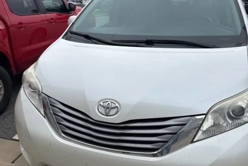 2015 Toyota Sienna XLE photo 1