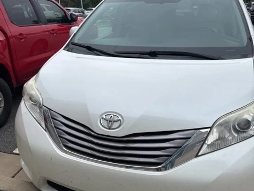 2015 Toyota Sienna XLE photo 1