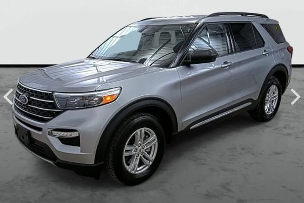 2023 Ford Explorer XLT photo 1