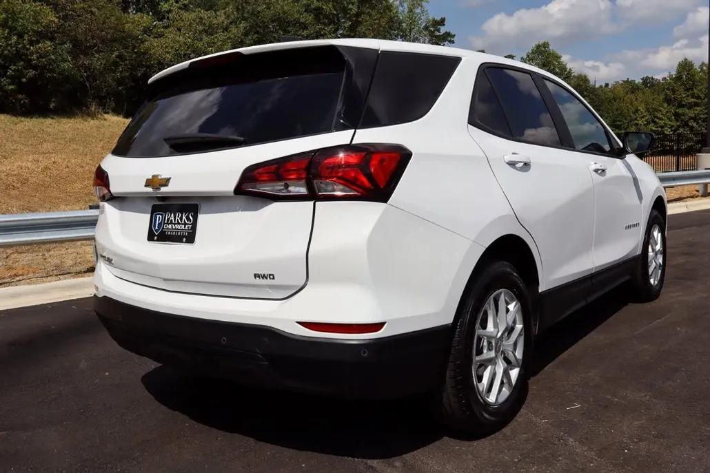 2024 Chevrolet Equinox LS photo 1