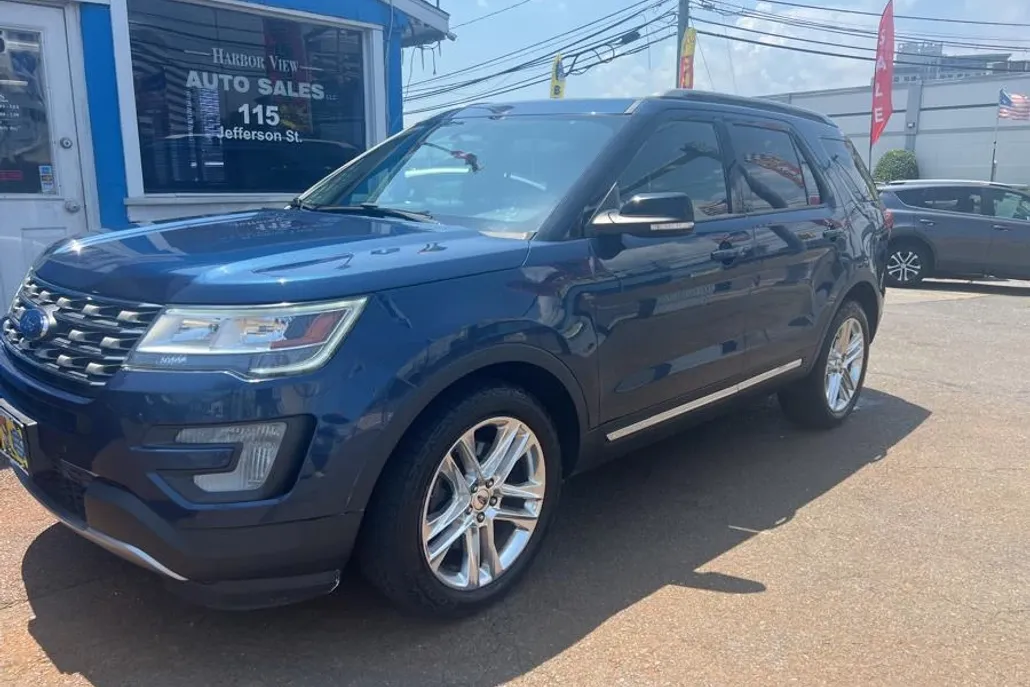 2017 Ford Explorer XLT photo 1