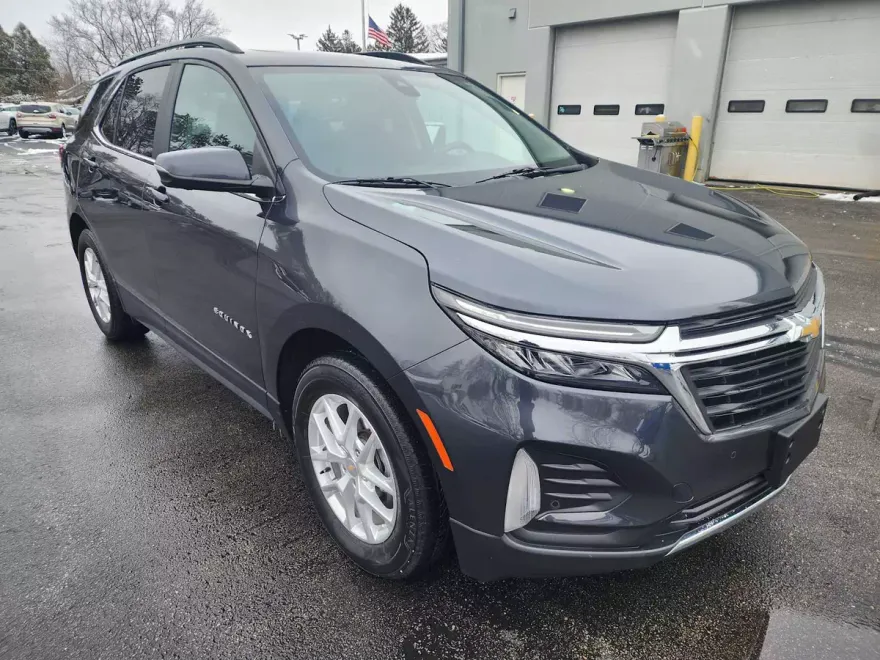2022 Chevrolet Equinox LT photo 1