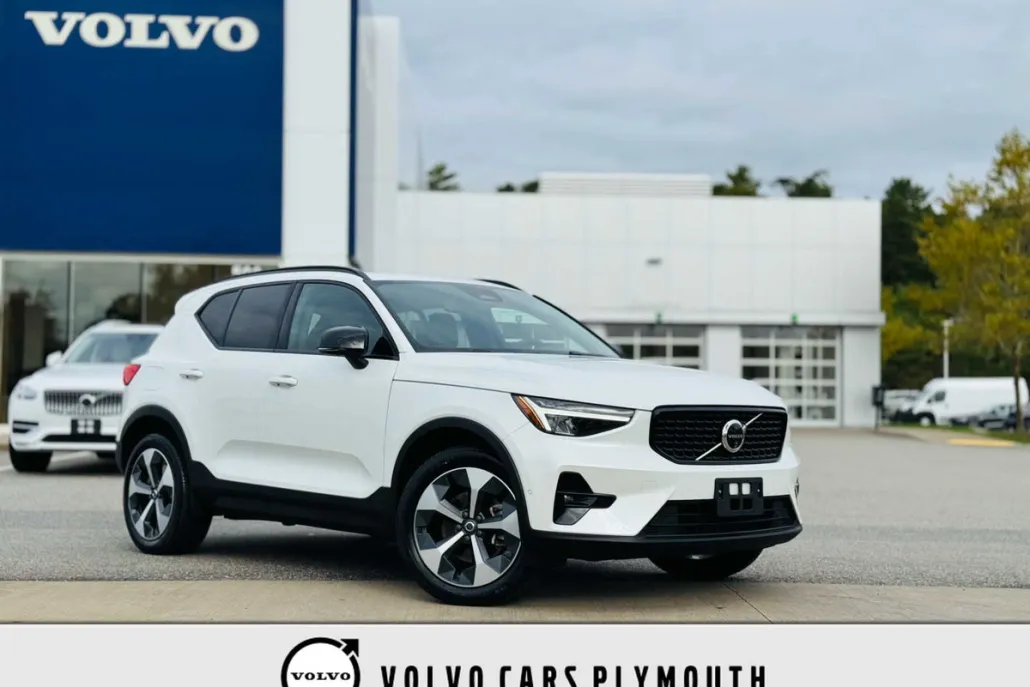 2024 Volvo XC40 Plus photo 1