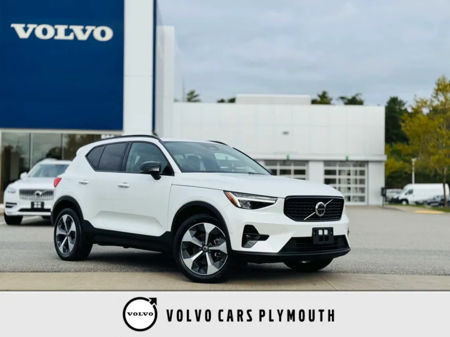 2024 Volvo XC40 Plus photo 1