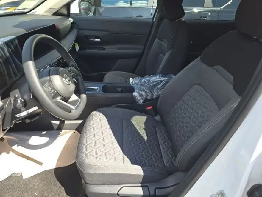 2025 Nissan Kicks SV photo 1