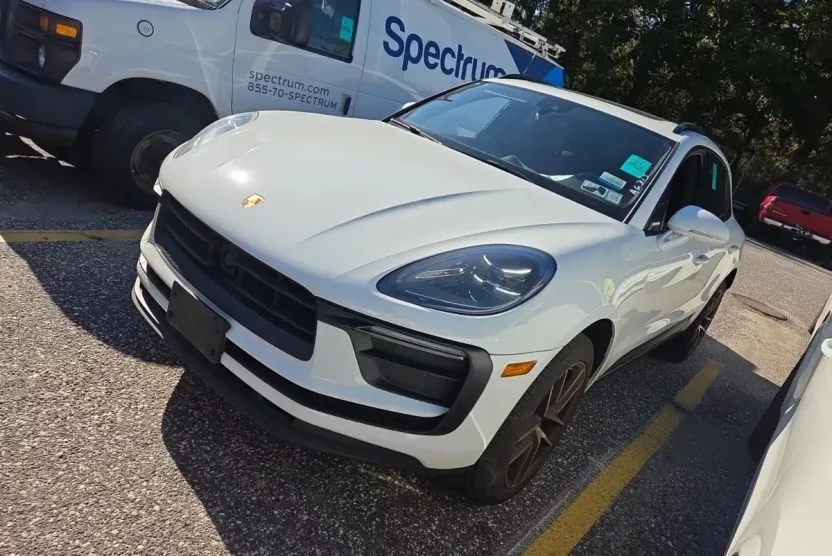 2023 Porsche Macan T photo 1