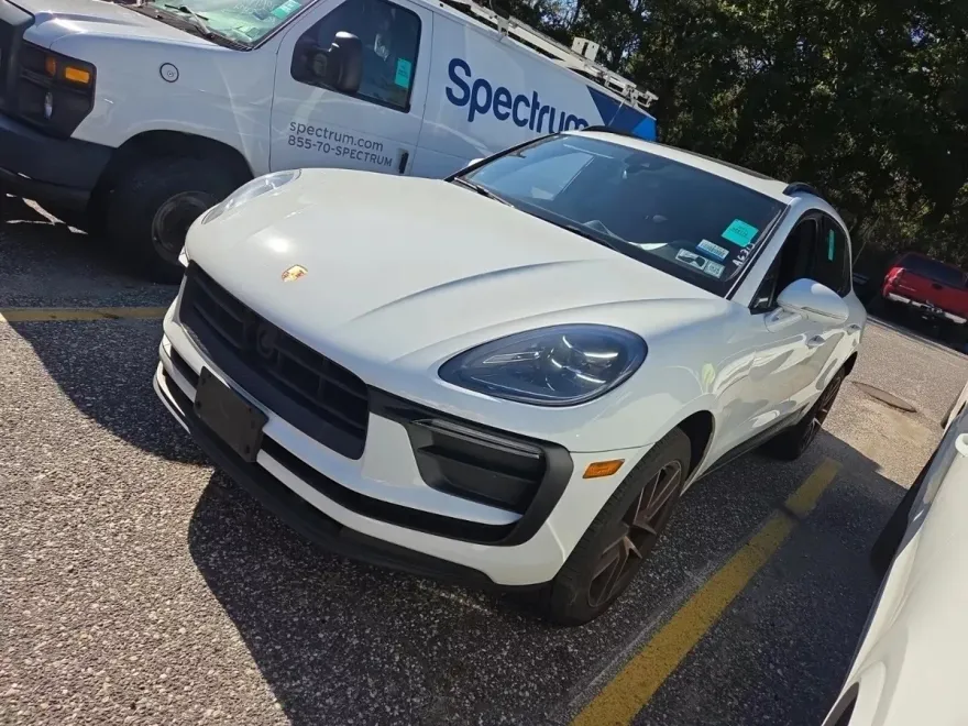2023 Porsche Macan T photo 1