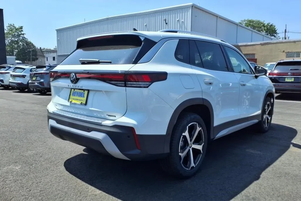 2025 Volkswagen Tiguan SE photo 1