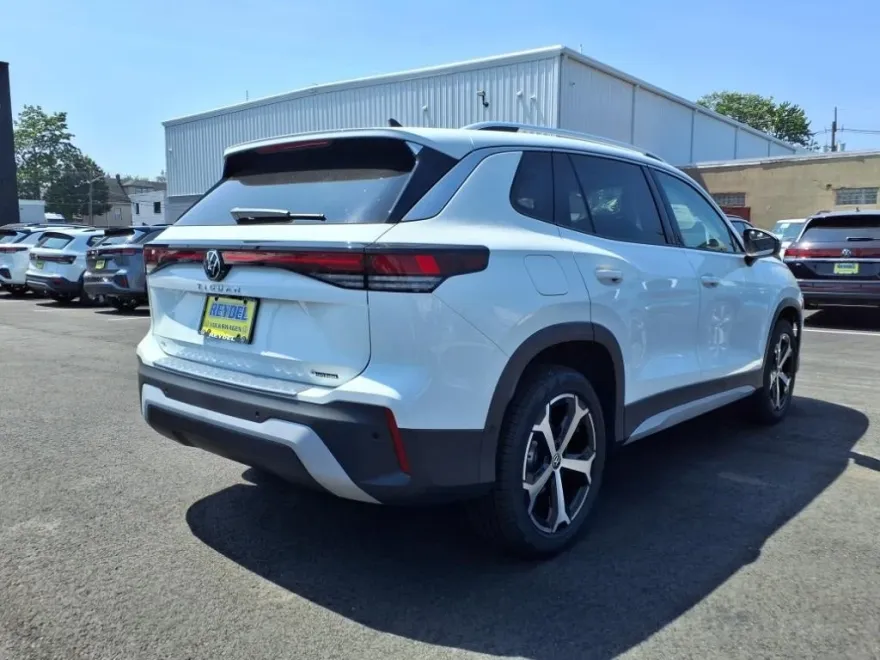 2025 Volkswagen Tiguan SE photo 1