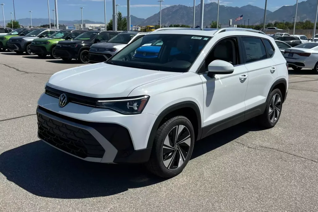 2025 Volkswagen Taos SE photo 1
