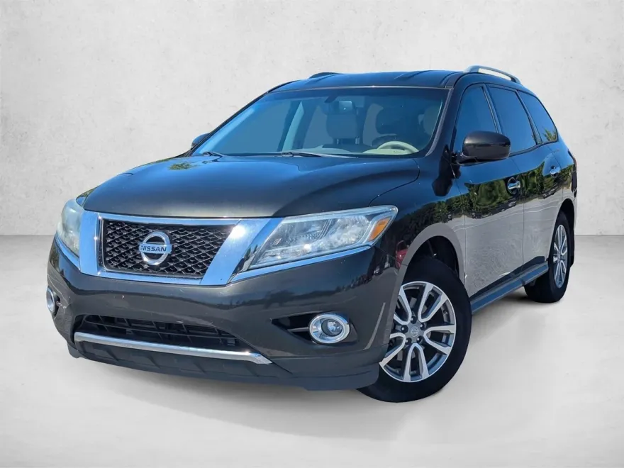 2015 Nissan Pathfinder SV photo 1