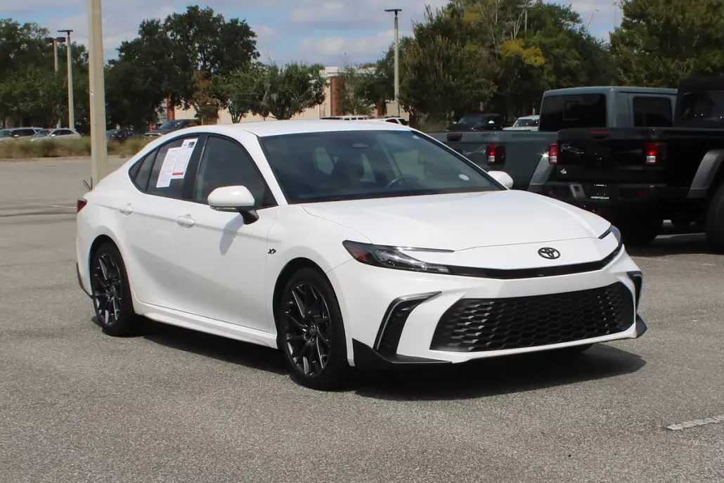 2025 Toyota Camry SE photo 1