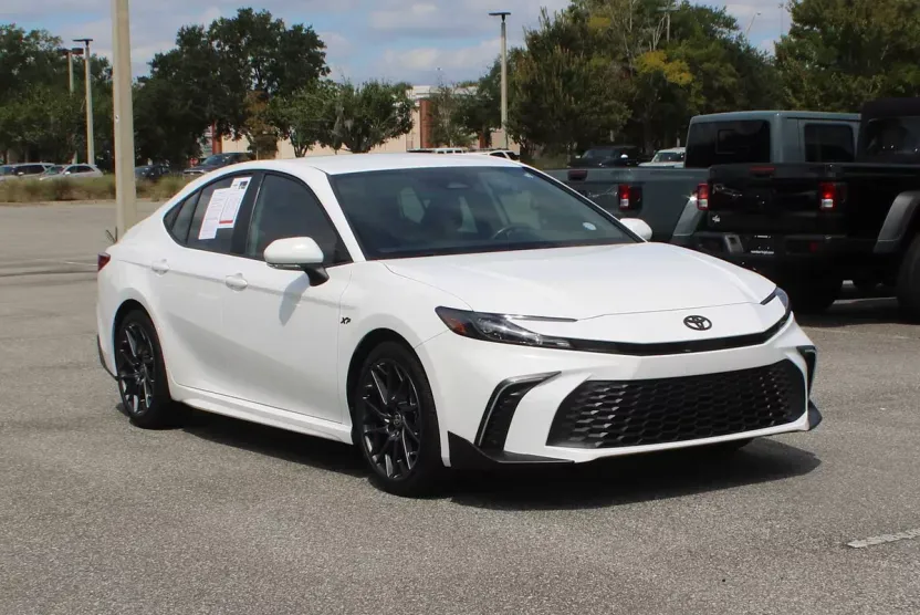 2025 Toyota Camry SE photo 1