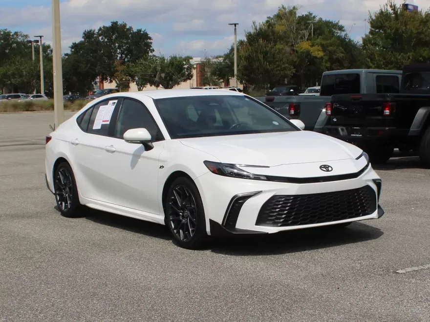 2025 Toyota Camry SE photo 1