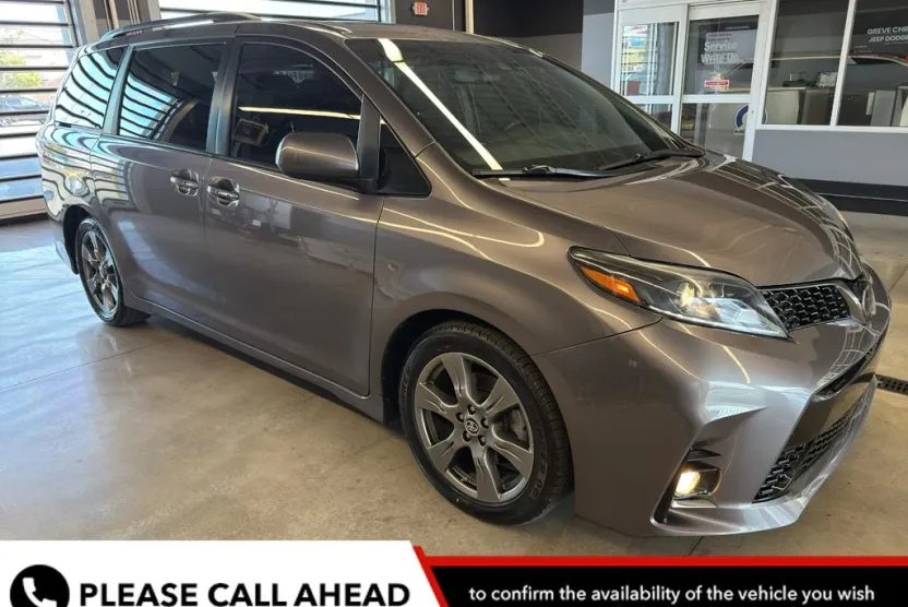 2020 Toyota Sienna Premium photo 1