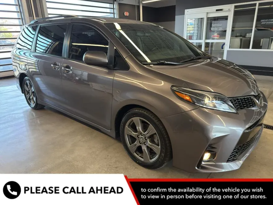 2020 Toyota Sienna Premium photo 1