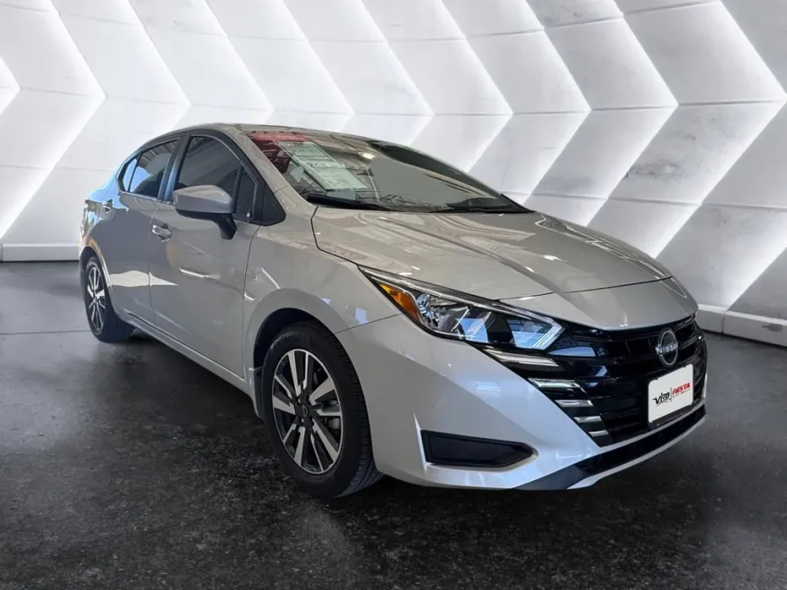 2024 Nissan Versa 1.6 SV photo 1
