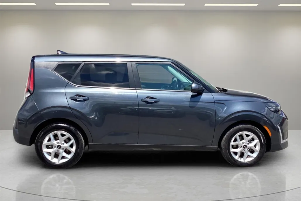 2023 Kia Soul LX photo 1