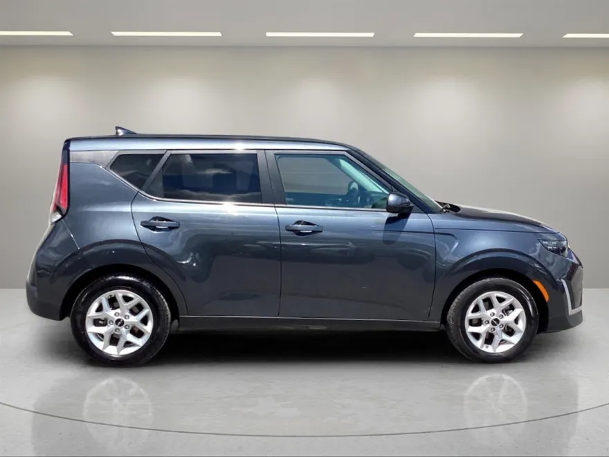 2023 Kia Soul LX photo 1