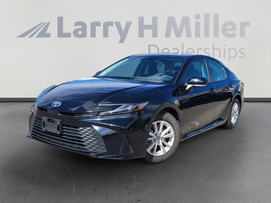 2025 Toyota Camry LE photo 1