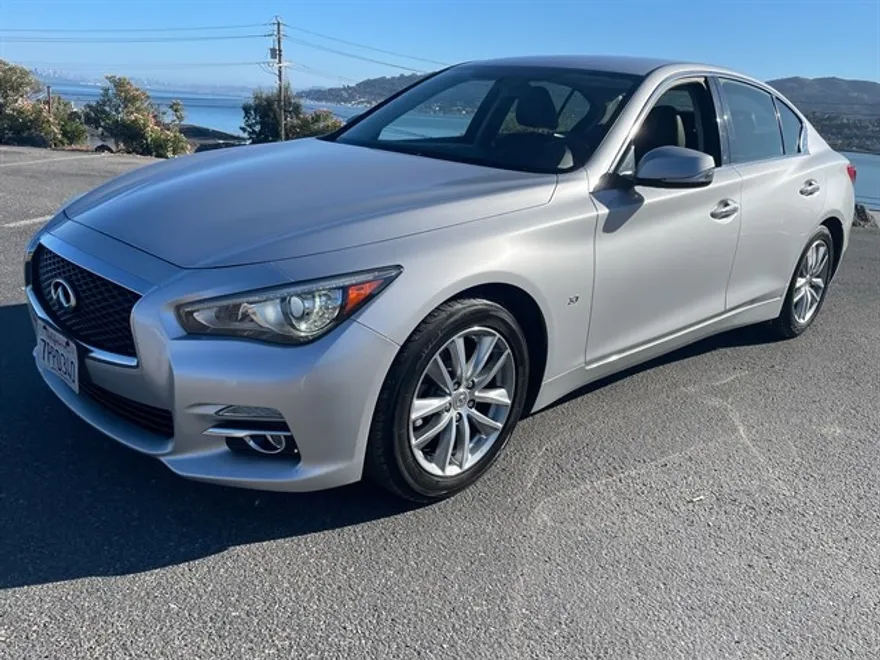 2015 Infiniti Q50 Premium photo 1