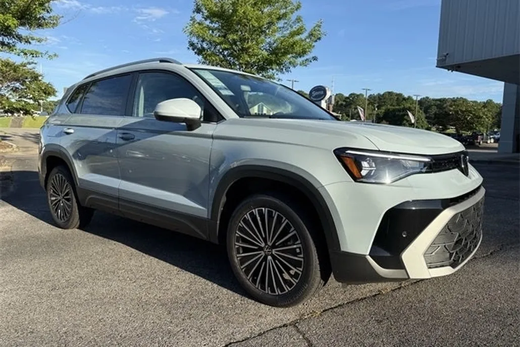 2025 Volkswagen Taos SE photo 1
