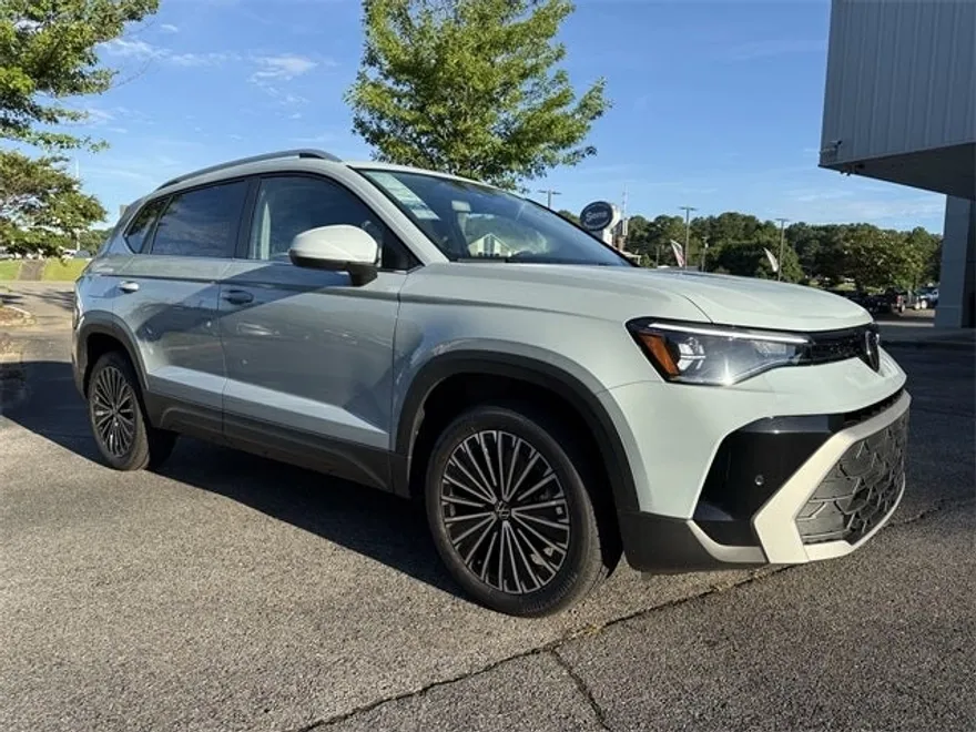 2025 Volkswagen Taos SE photo 1