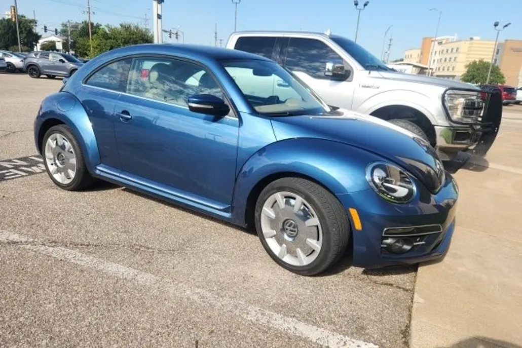 2019 Volkswagen Beetle SE photo 1