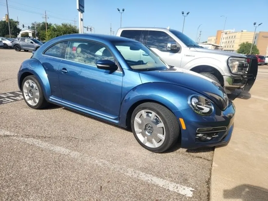 2019 Volkswagen Beetle SE photo 1