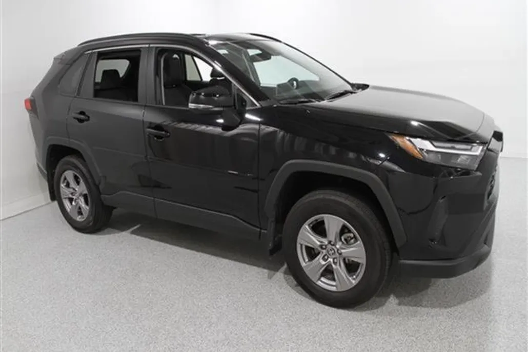 2024 Toyota RAV4 XLE photo 1