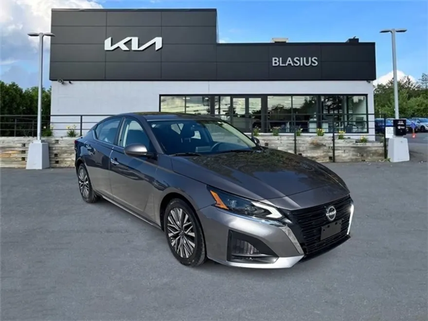 2023 Nissan Altima 2.5 SV photo 1