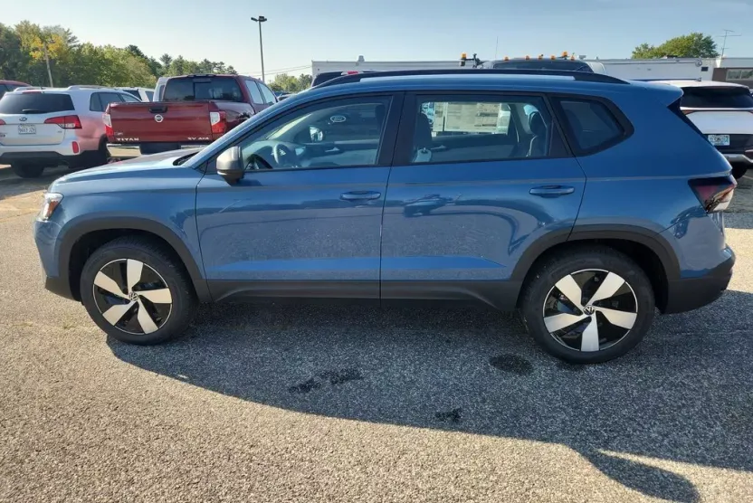 2025 Volkswagen Taos S photo 1