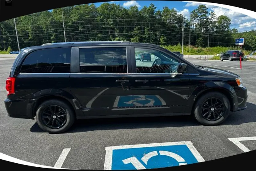 2019 Dodge Grand Caravan SXT photo 1