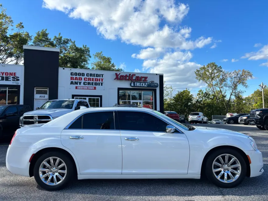 2016 Chrysler 300 C photo 1