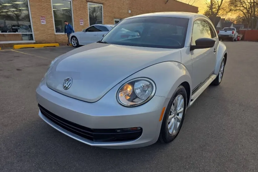 2016 Volkswagen Beetle 1.8T S photo 1
