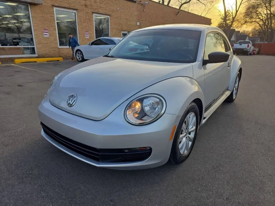 2016 Volkswagen Beetle 1.8T S photo 1