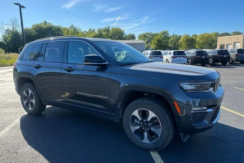 2024 Jeep Cherokee Limited 4xe photo 1