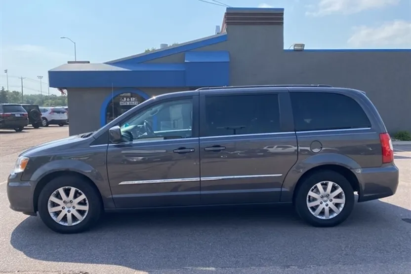 2015 Chrysler Town & Country Touring photo 1
