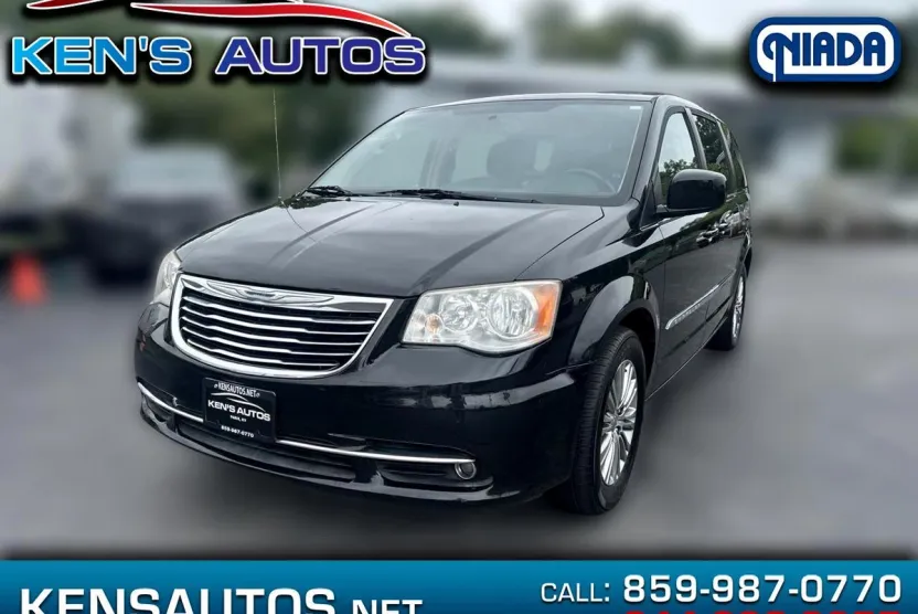 2015 Chrysler Town & Country Touring photo 1