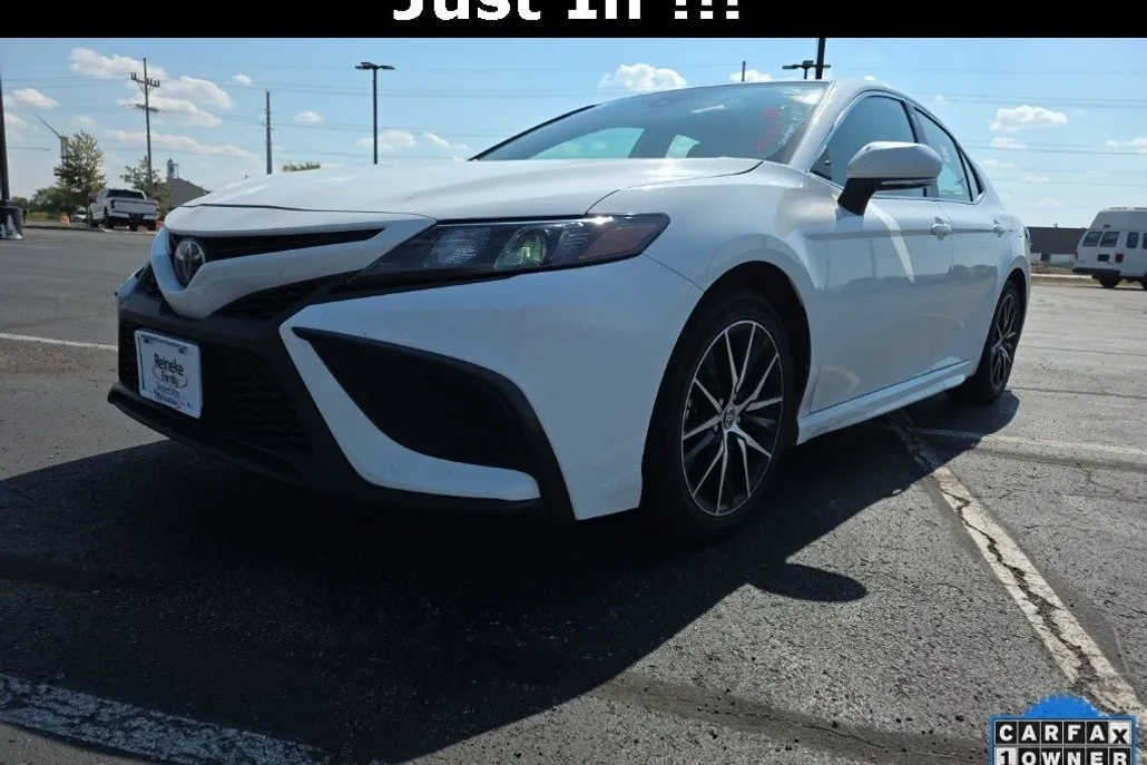 2024 Toyota Camry SE photo 1