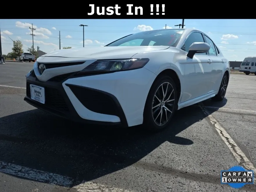 2024 Toyota Camry SE photo 1