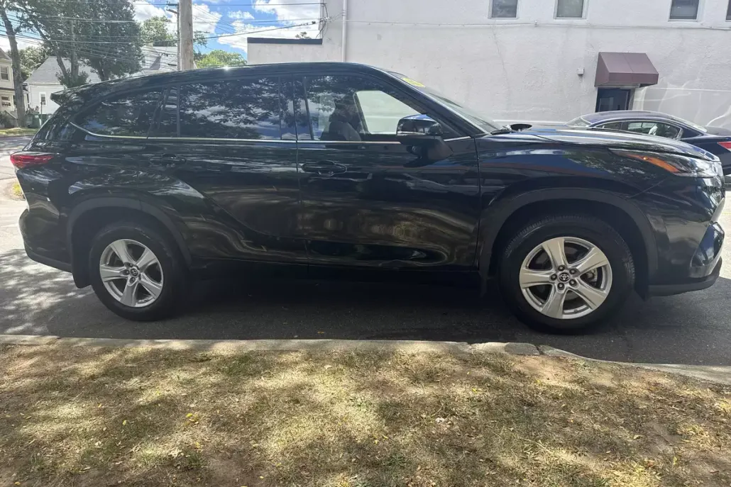 2021 Toyota Highlander L photo 1