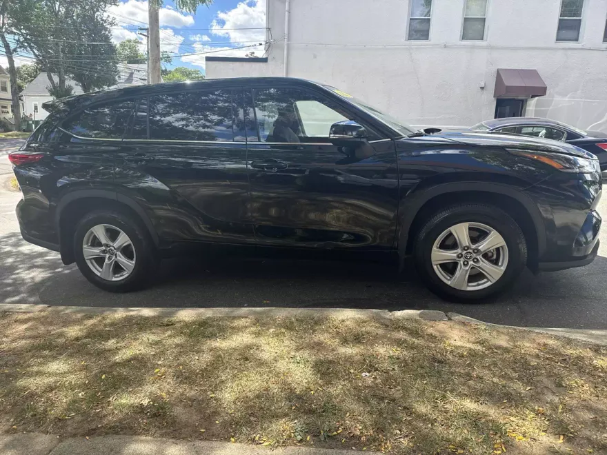 2021 Toyota Highlander L photo 1