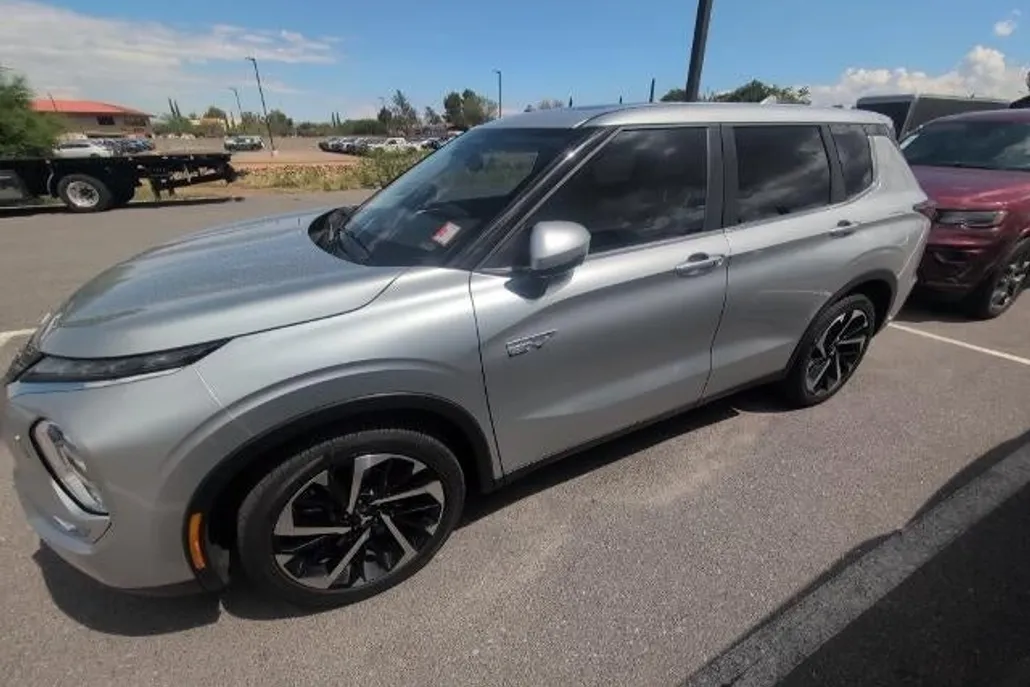 2024 Mitsubishi Outlander PHEV SE S-AWC photo 1