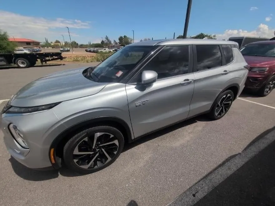 2024 Mitsubishi Outlander PHEV SE S-AWC photo 1