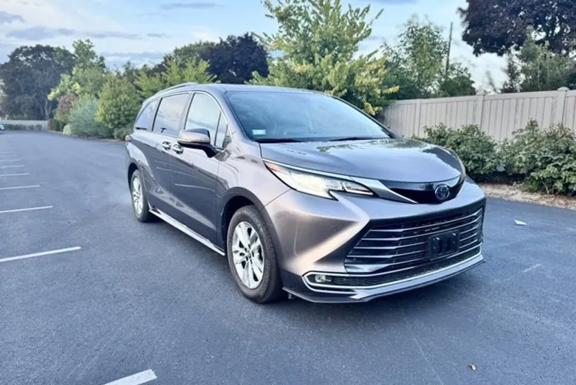 2024 Toyota Sienna Limited photo 1