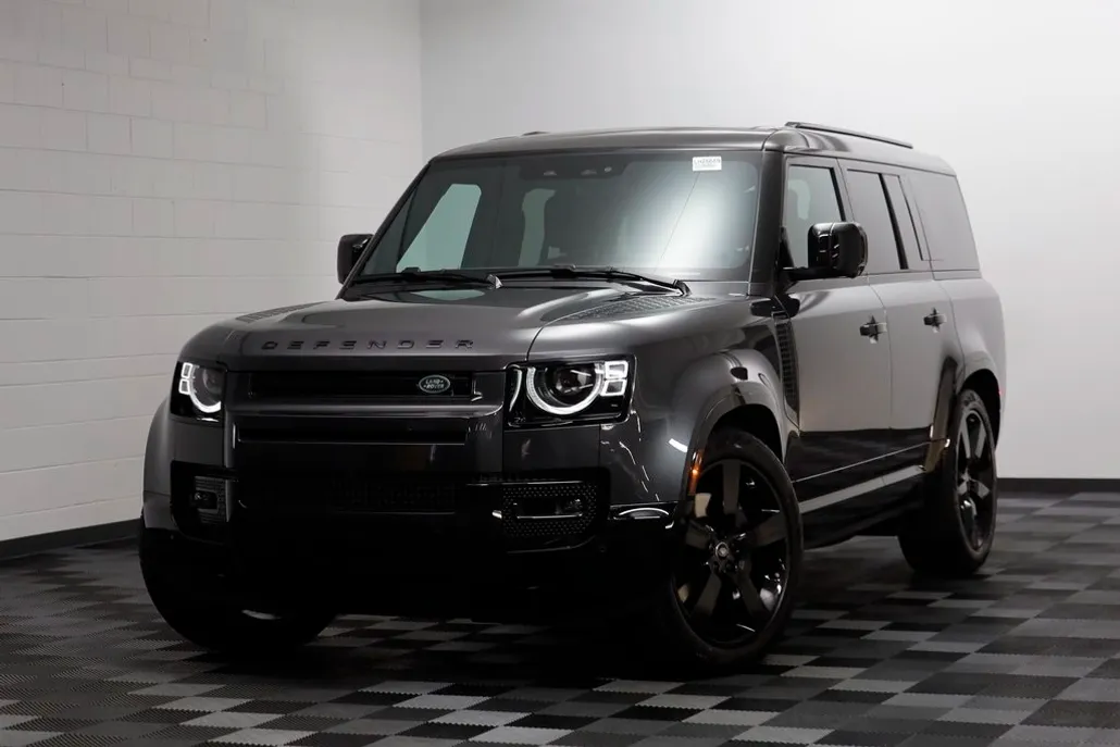 2025 Land Rover Defender 130 X-Dynamic SE photo 1
